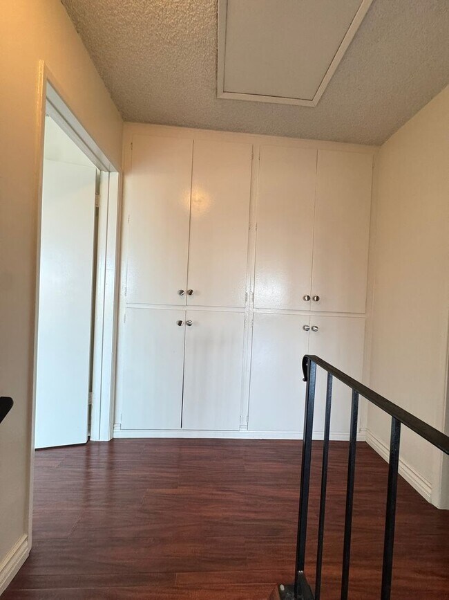 Building Photo - 1073R