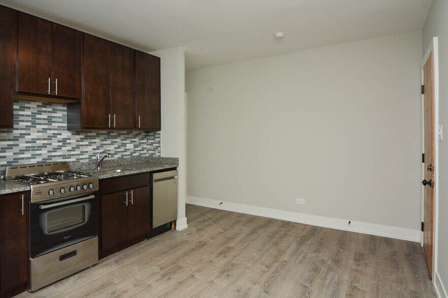 Building Photo - 533 W Belden Ave