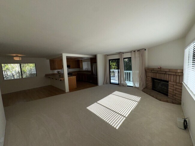 Building Photo - Walking distance to beaches, restaurants, 3 bedroom, 2 bathroom, upstairs level of home