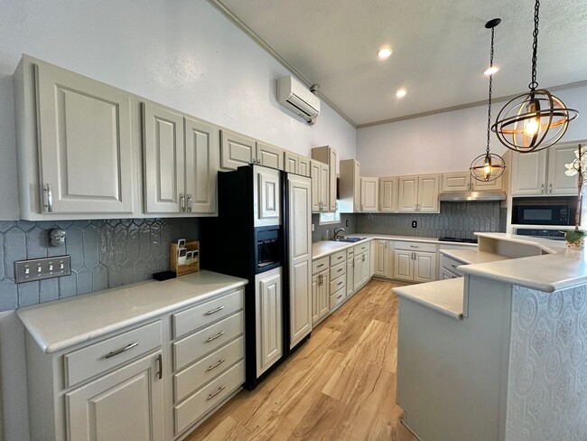 Building Photo - Barndominium in the Country!