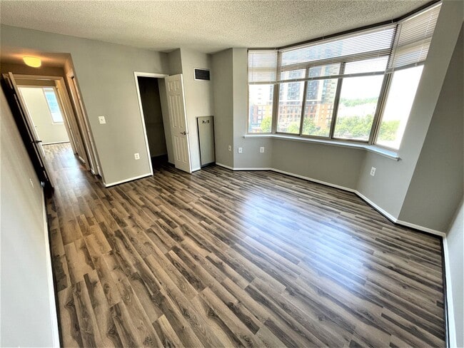 Building Photo - Large 2 Bedroom/1 Bath WITH PARKING