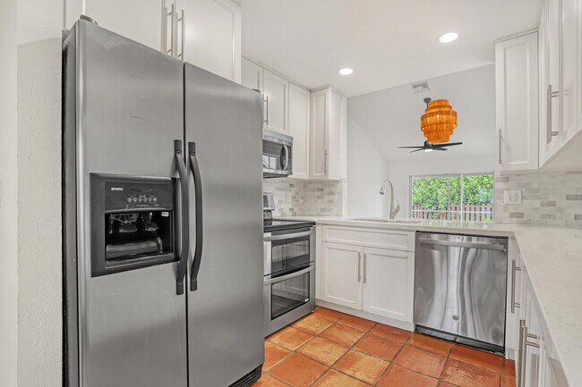 Building Photo - 935 Honeytree Ln