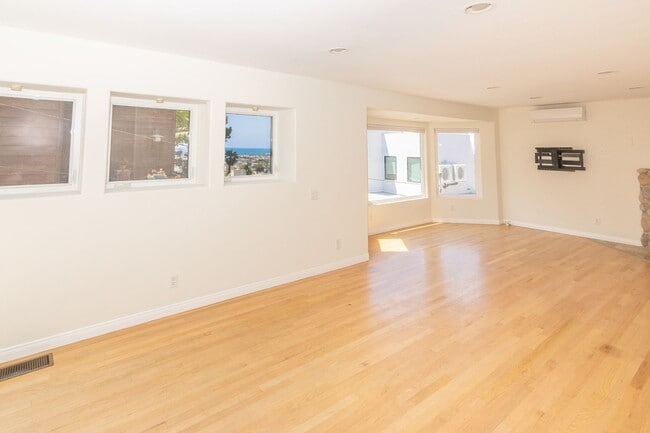 Building Photo - Contemporary 3 Bedroom/2 Bath Home With Oc...