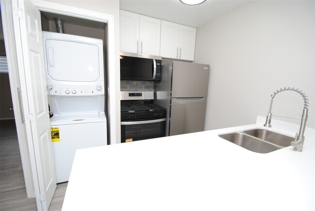 Building Photo - 2515 Yoakum Blvd