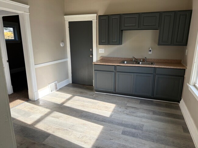 Building Photo - 10302 Lamontier Ave