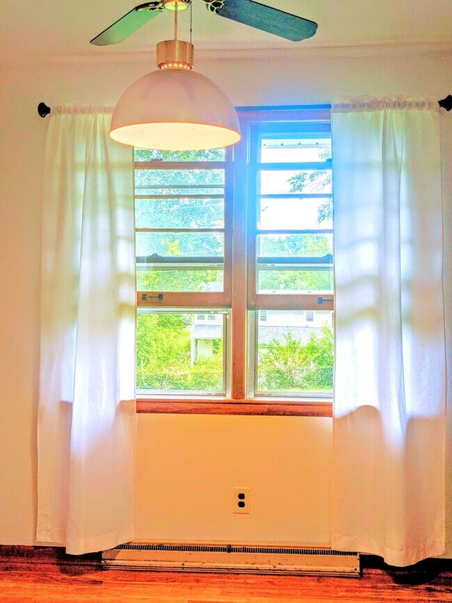Building Photo - 3 bd, 1.5 ba house, N  Central location, f...
