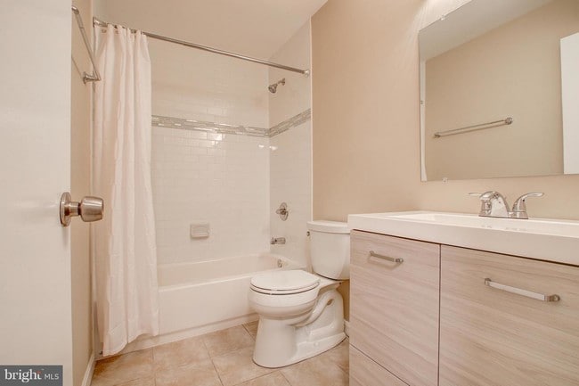 Building Photo - 6 Normandy Square Ct