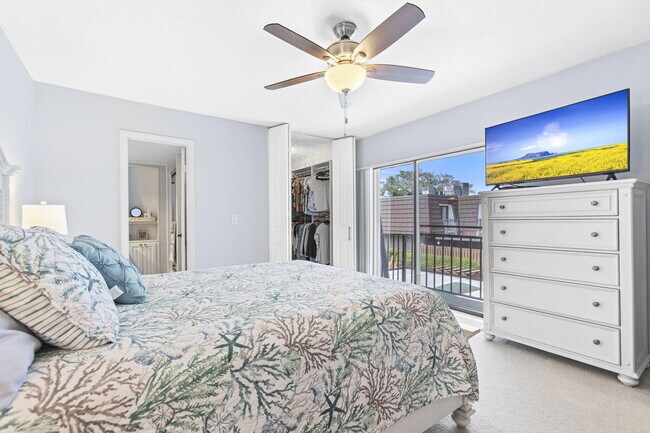 Building Photo - 5674 SE Riverboat Dr