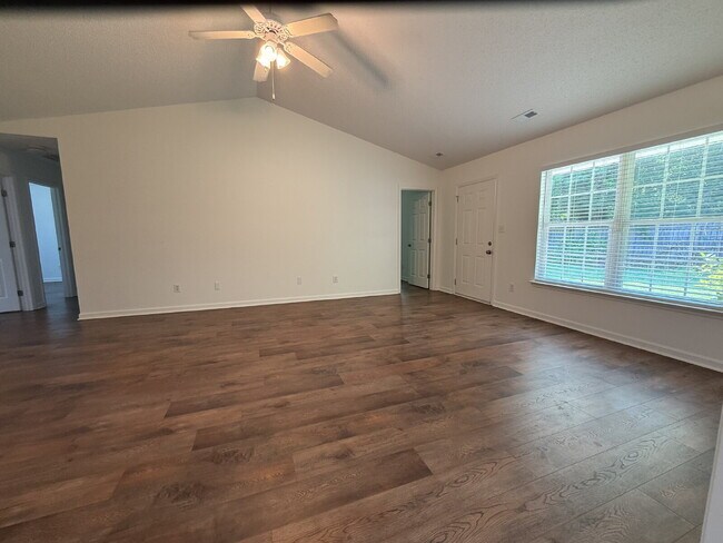 Building Photo - "Discover Comfort and Charm: Spacious 3-Bed, 2-Bath Home in Huntsville's Desirable Locale!"