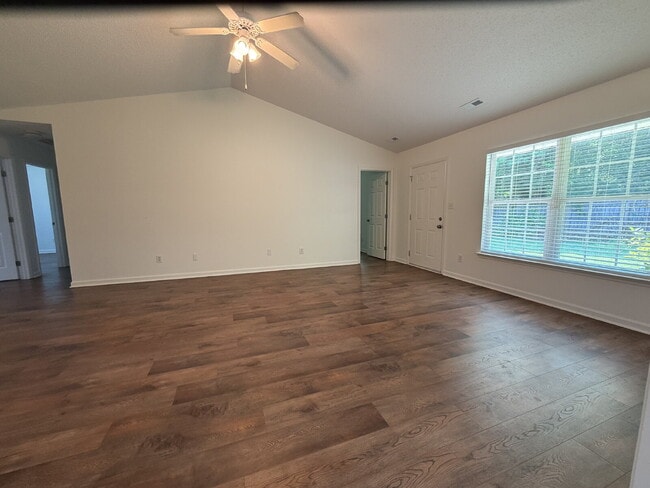 Building Photo - Section 8 accepted!!! "Discover Comfort and Charm: Spacious 3-Bed, 2-Bath Home in Huntsville's De...
