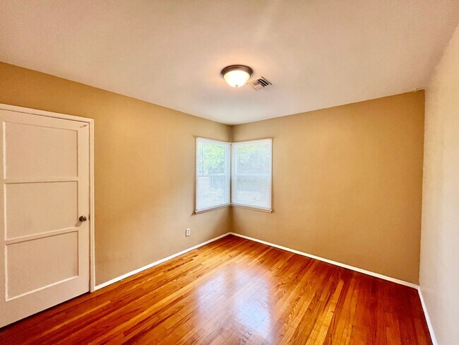 Building Photo - 3BR Home in Fairmount Park - Spacious Yard & Prime Location!