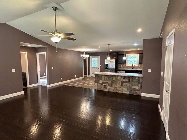 Building Photo - 4 Bed 2 Bath FOR RENT in Waynesville