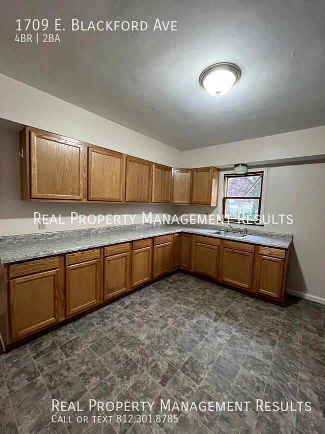 Building Photo - 4 Bedroom, 2 Bath, Eastside, Showings star...