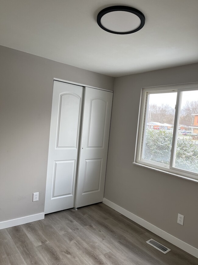Building Photo - 7690 Rustic Woods Dr