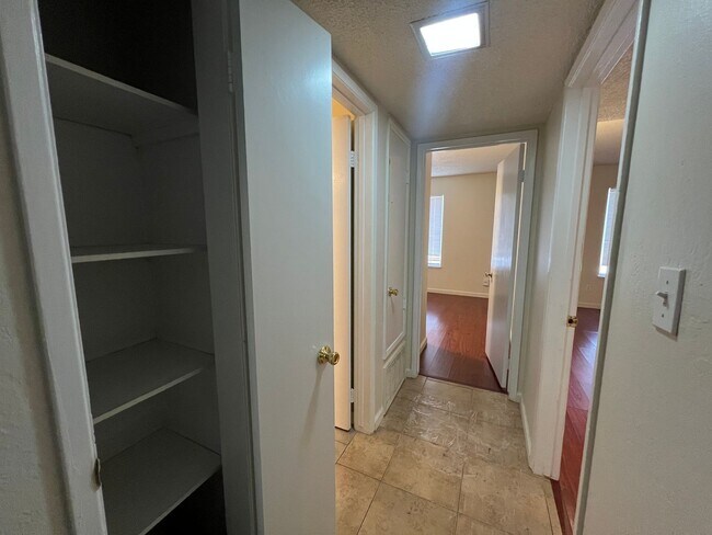 Building Photo - 1137 Oakmont Dr