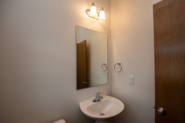 Building Photo - Wonderful 2BD Duplex in Great Washougal Lo...
