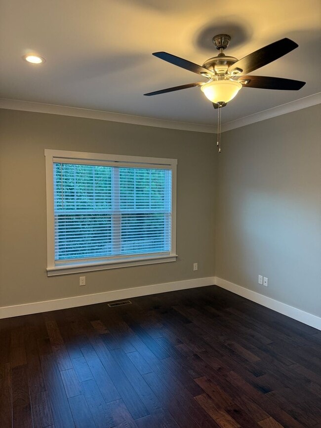 Building Photo - Spacious & Convenient!