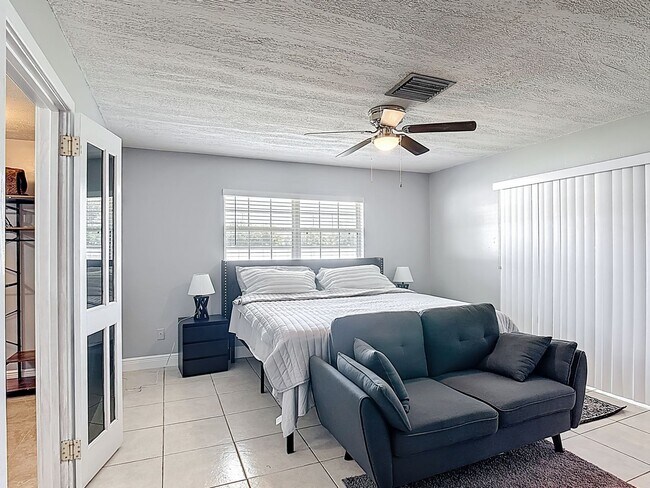 Building Photo - 3 Bedroom Home in Poinciana