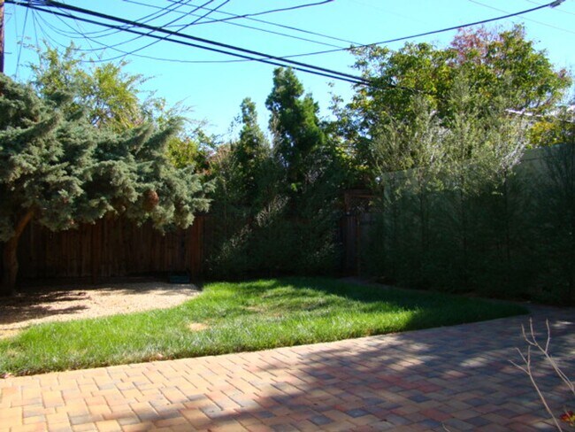 Building Photo - 606 Millich Dr