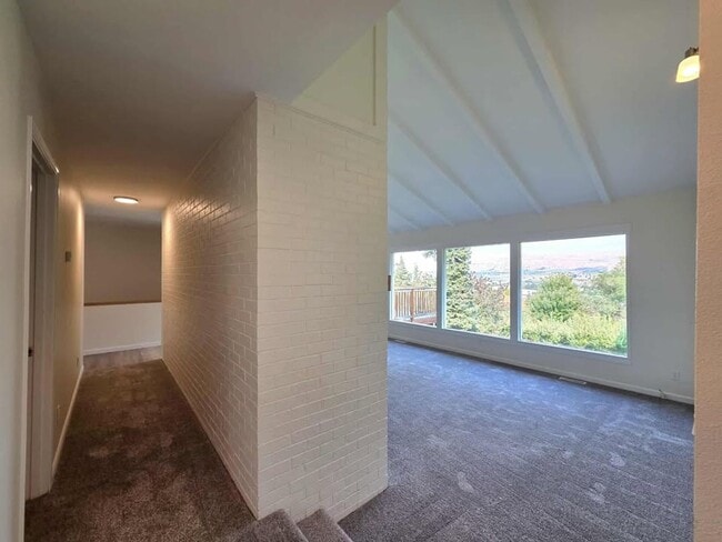 Building Photo - Stunning 4 Bedroom, 3 Bathroom Home, with ...