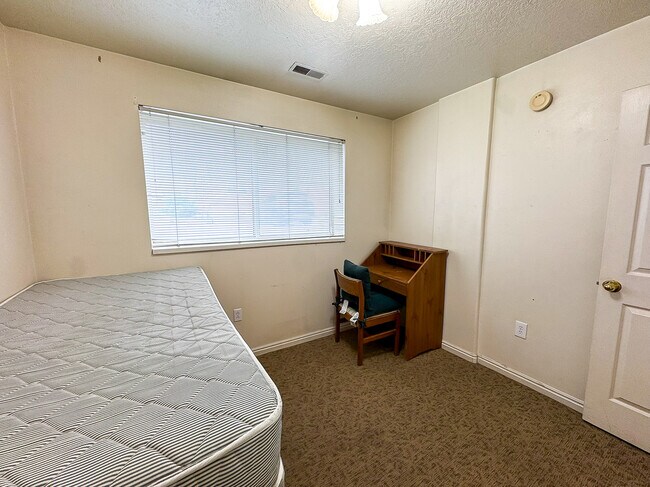 Building Photo - 391 E 700 N