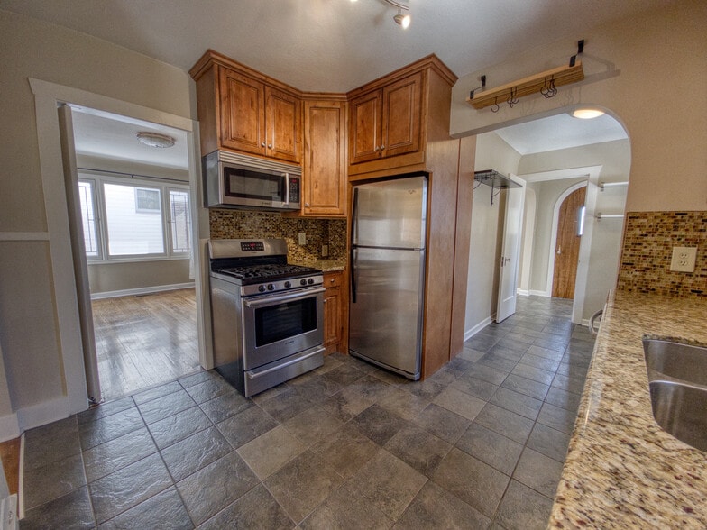 Building Photo - 483 E 8th Ave