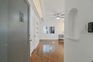 Building Photo - 857 N Oxford Ave