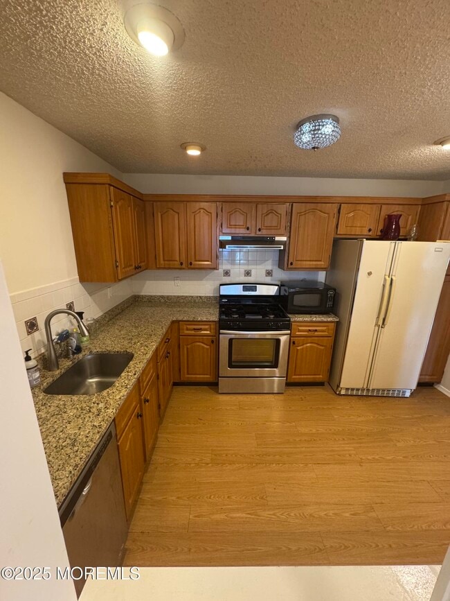 Building Photo - 320 Tulip Ln