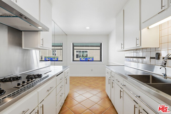 Building Photo - 13326 Maxella Ave