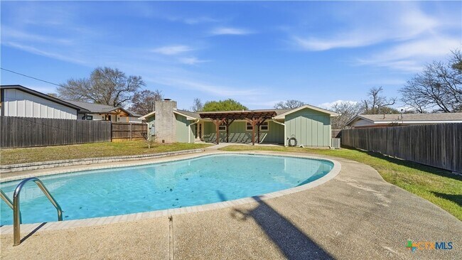 Building Photo - 1409 Highland Dr