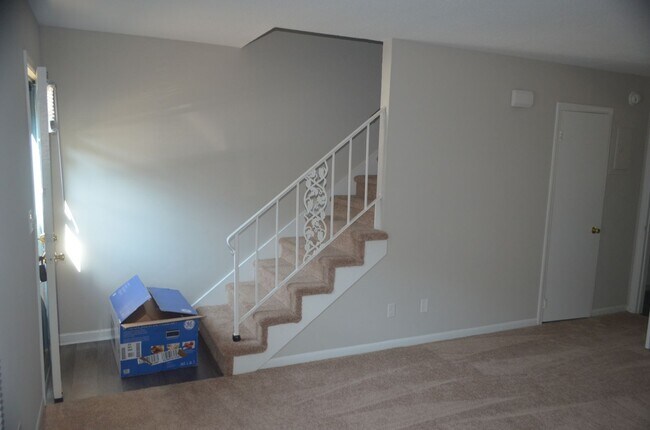 Building Photo - Updated 2BR/1.5BA Condo Near Stratford Rd