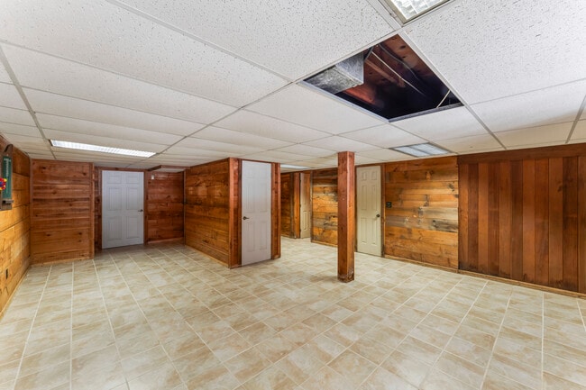 Building Photo - 23 Westview Dr