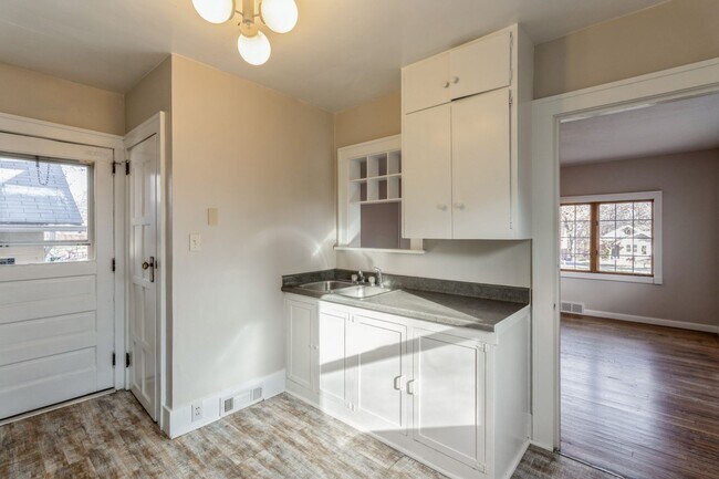 Building Photo - CLOSE TO BEAVERDALE!! 2 Bed, 1 Bath Home in Des Moines