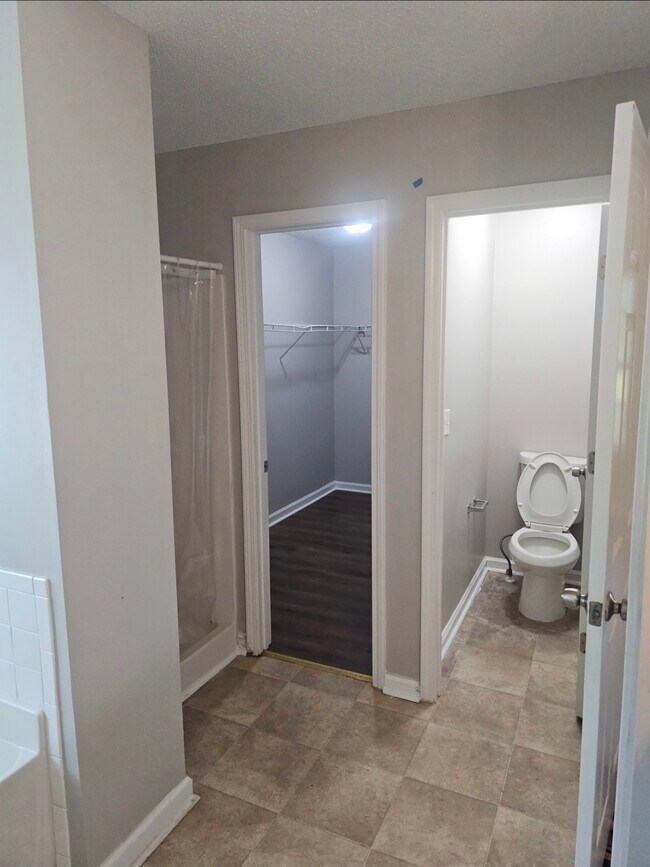 Building Photo - 670 Burtons Cove