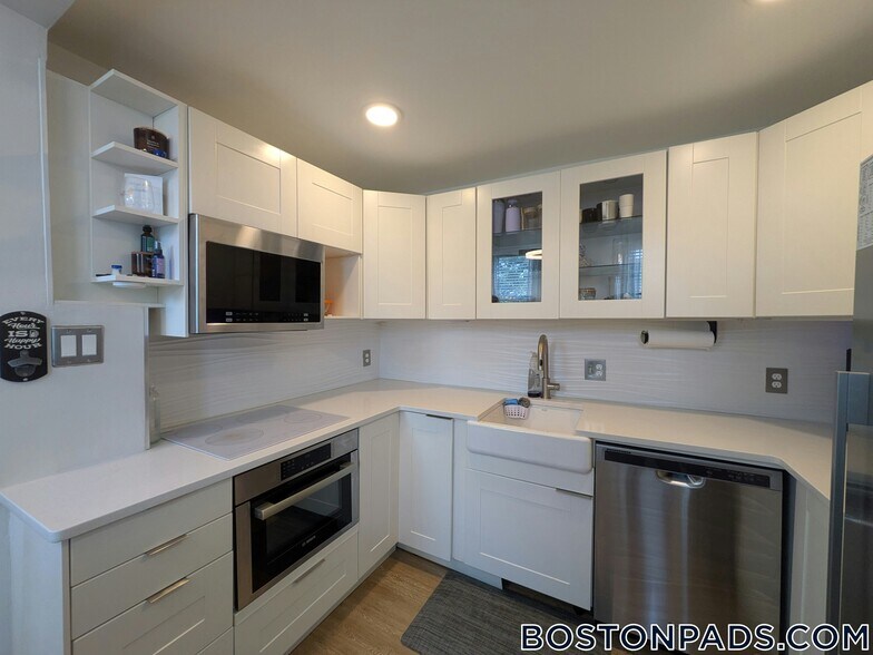 Building Photo - 390 Riverway