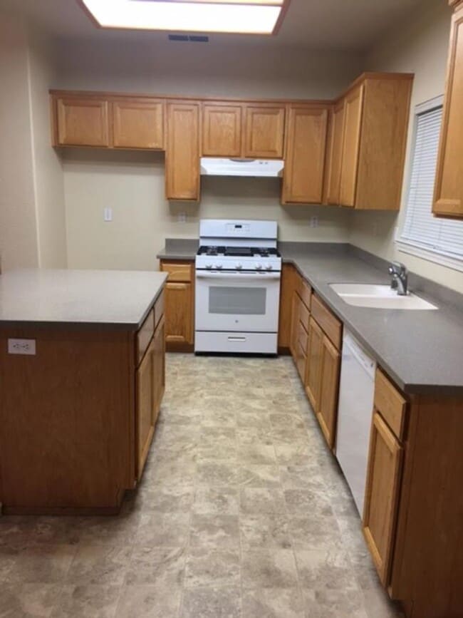 Building Photo - 3 bedroom 2 bath