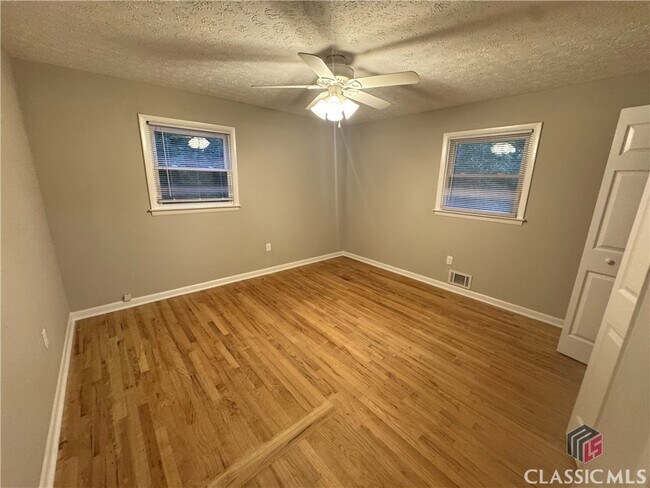 Building Photo - 108 White St