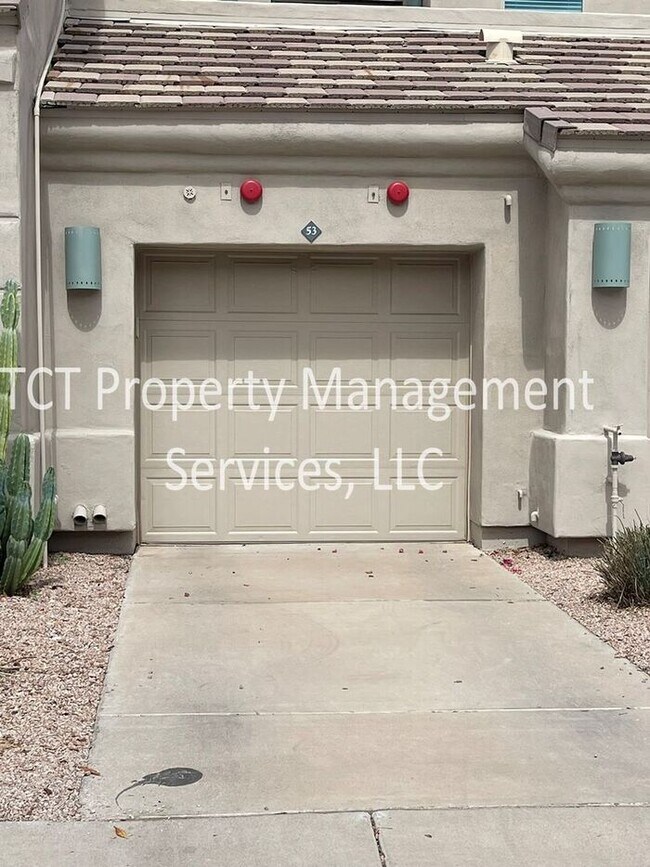 Building Photo - Gorgeous 2 Bedroom Townhome in Gate Commun...