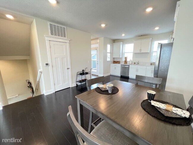 Building Photo - 3 br, 2.5 bath Townhome - 13174 Lincoln Rd