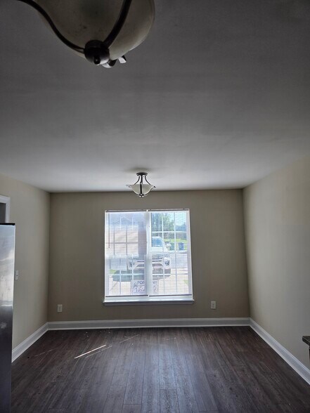 Dining Area - 500 Hillshade Ct
