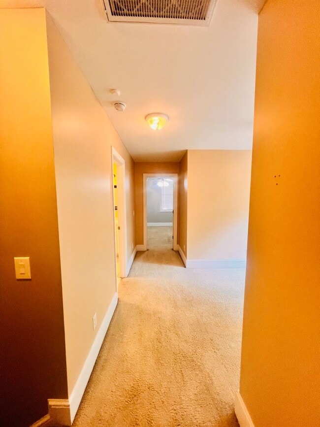 Building Photo - Tucked Away 3 Bedroom Gem on Private Road ...