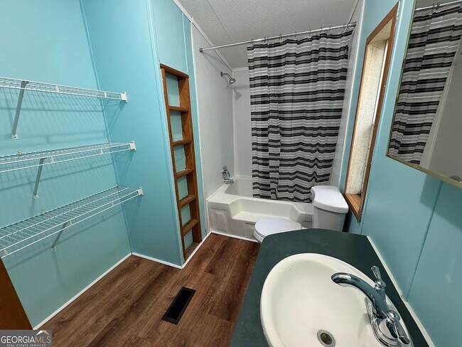 Building Photo - Rent Reduced!