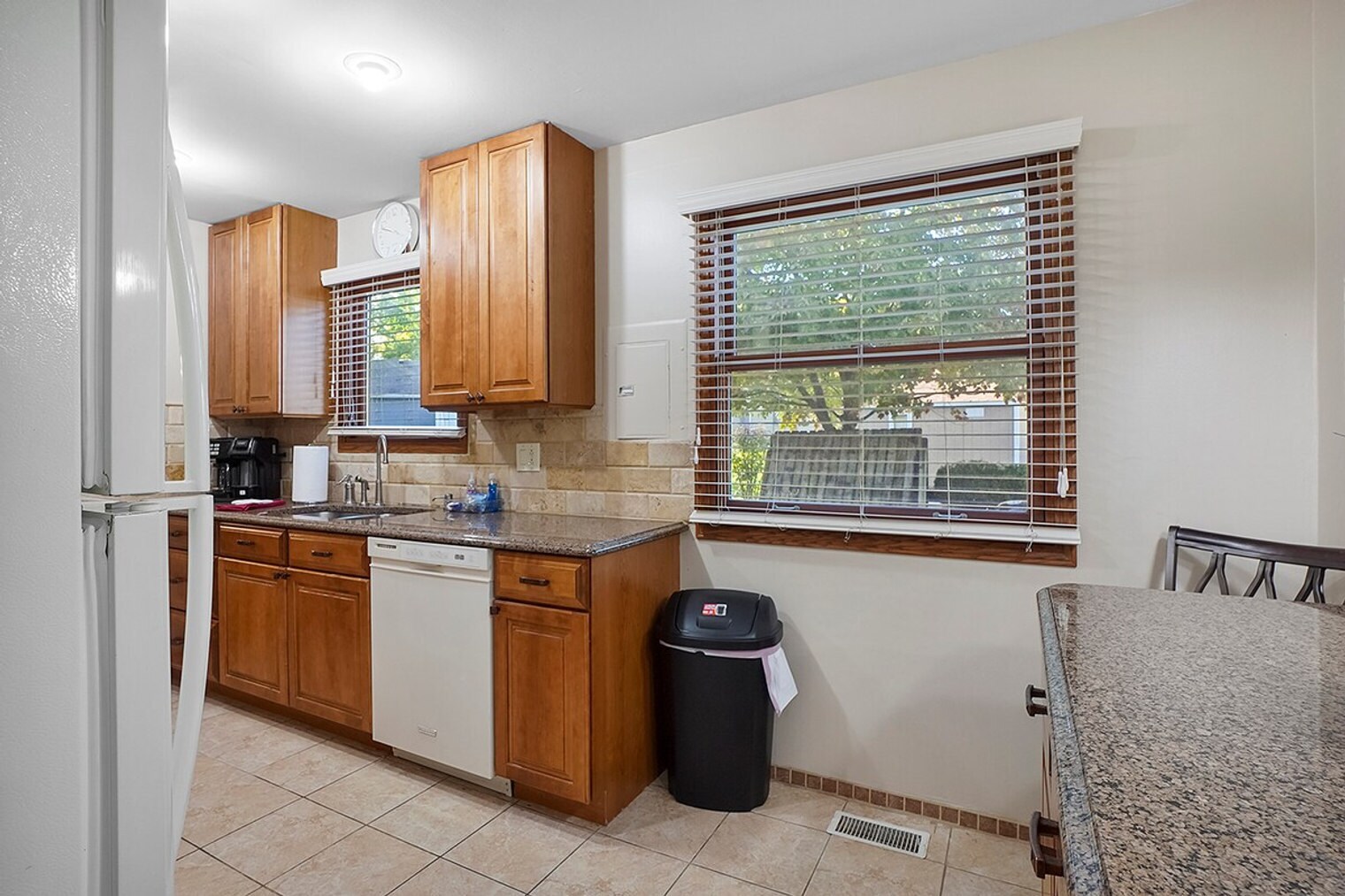 Building Photo - 2323 Woodview Ln