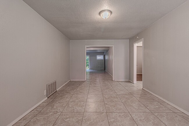 Building Photo - 3 Bed 2 Bath in OKC!