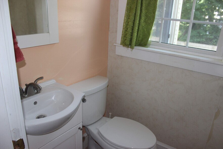 1/2 bathroom - 8 Park Ave