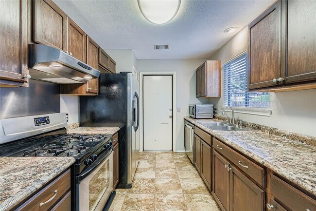 Building Photo - 9802 Briar Ridge Dr