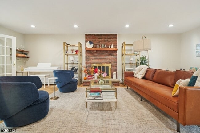 Building Photo - 17 Edison Dr