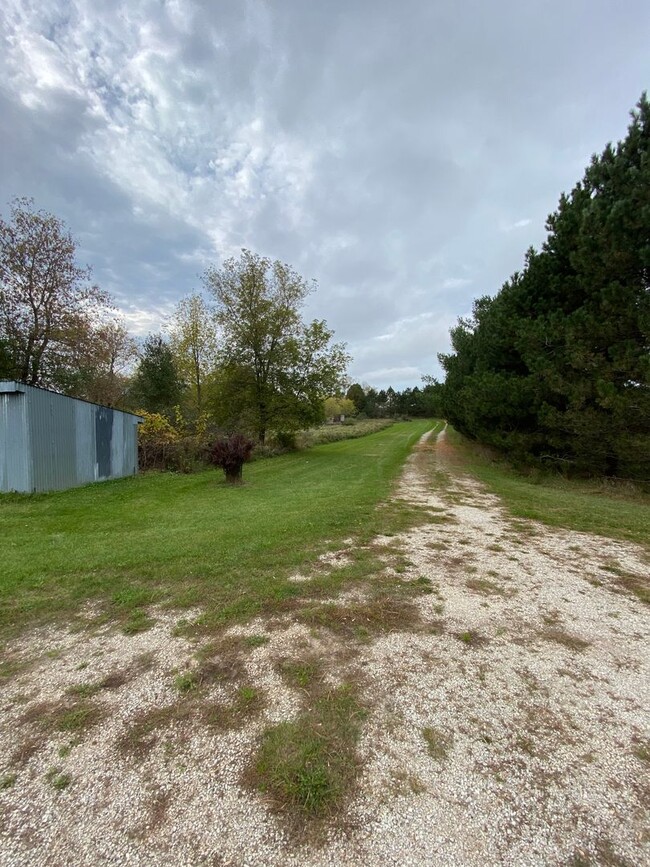 Building Photo - Hill Top Country Home