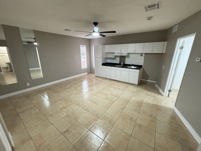 Building Photo - Newly Renovated 3bed/3Bath W/ private studio located in E. Las Vegas