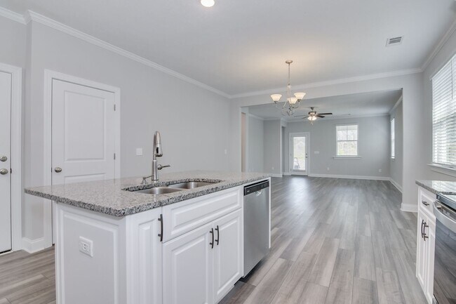 Building Photo - 3 Bedroom 2 Bathroom Ranch